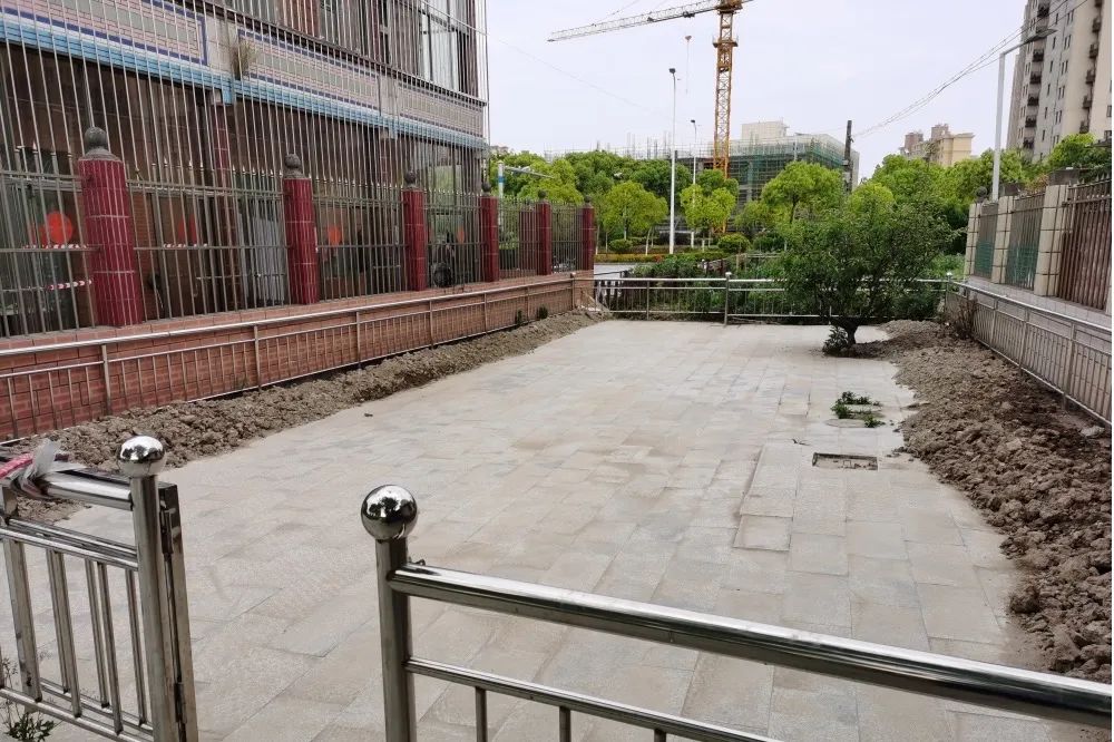 他们竟然在耕地上铺地砖？！