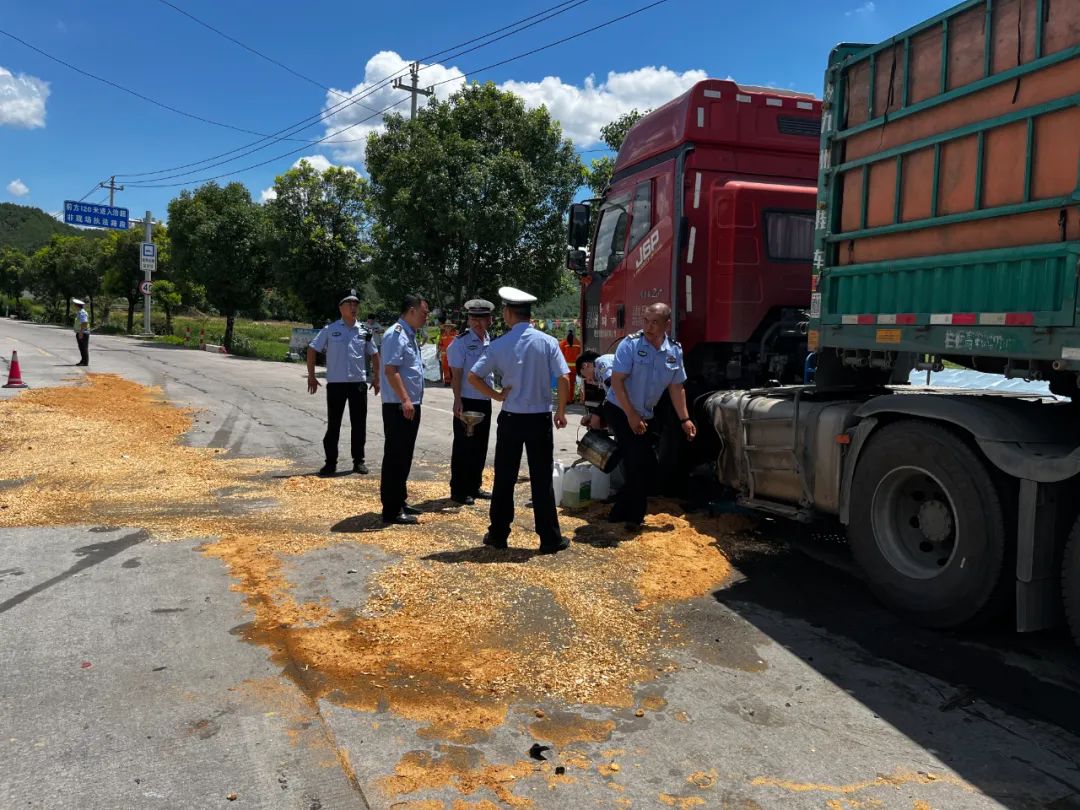 小车弯道越线行驶 撞破大货车油箱致漏油