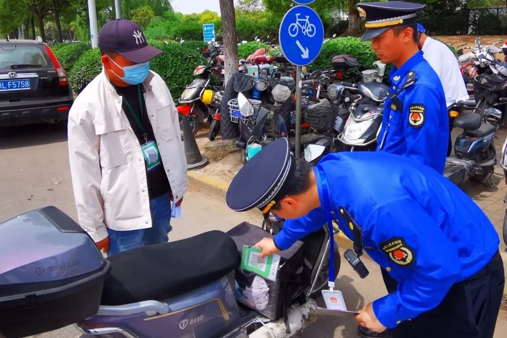 “快递员”怎么当街卖起了盒饭?