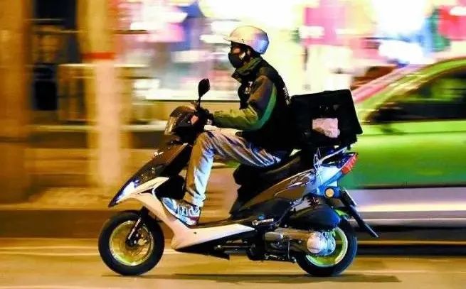 外卖骑手配送时撞伤行人,谁来承担赔偿责任?法院判了