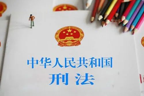 为寻找乐趣 用弹弓多次击碎邻居玻璃被判刑!