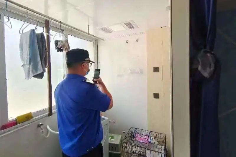 二房东私将阳台改卫生间？违规改建宝山城管及时处置