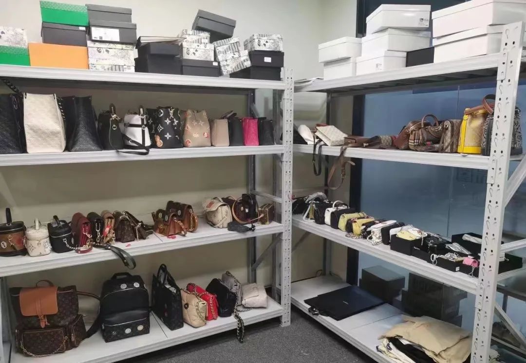 打擦边球卖高仿名牌包 结果......