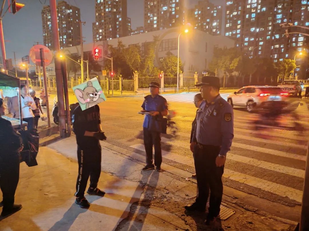 交界区域并非法外之地 两区“偶遇”联手查处占道无照经营