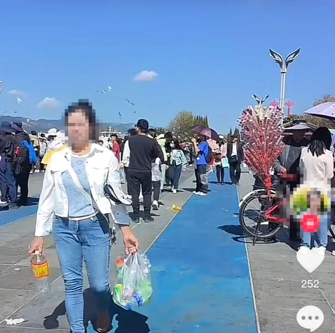 引起公愤!女子在海埂大坝丢塑料瓶摆拍作秀,账号已被封