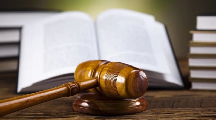 车主在自动升降立体车库取车时发现后备箱被挤爆，谁之过？​