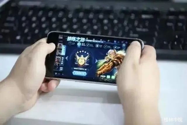 9岁男孩以爷爷身份充值游戏卡8000余元之后……