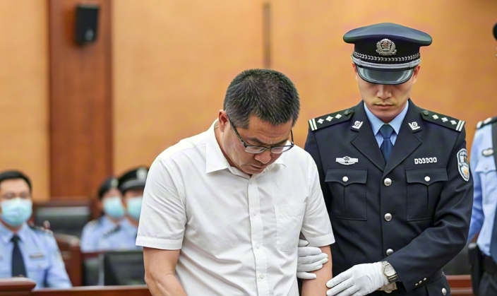 公款整容校长受审后究竟会如何判