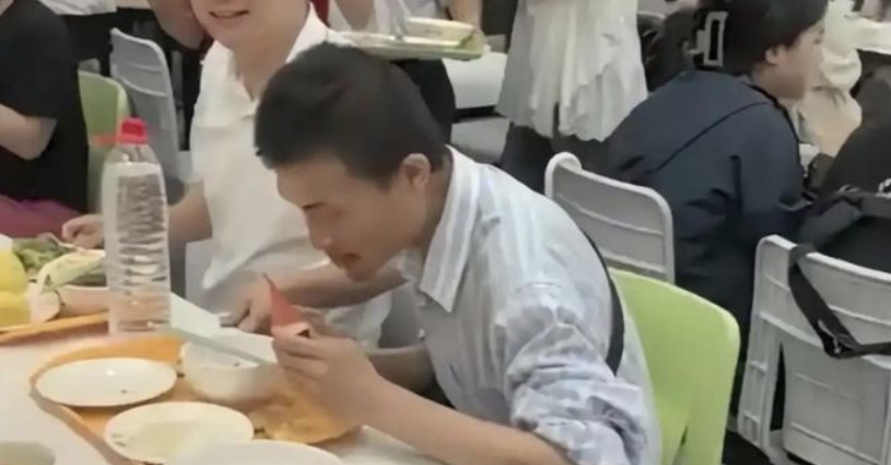 令人窒息!韦东奕食堂就餐遭“贴脸拍摄”,律师:已涉嫌侵权
